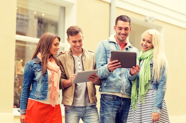 Grupp leende vänner med tablet pc-datorer — Stockfoto