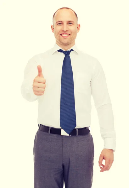 Hombre de negocios sonriente mostrando pulgares hacia arriba — Foto de Stock