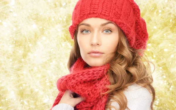Primo piano di giovane donna in abiti invernali — Foto Stock