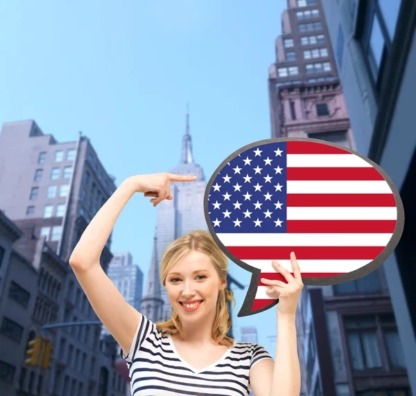 Lachende vrouw met tekst zeepbel van Amerikaanse vlag — Stockfoto