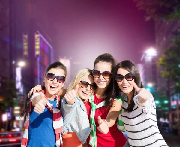 Gruppo di giovani donne mostrando pollici in alto in città — Foto Stock