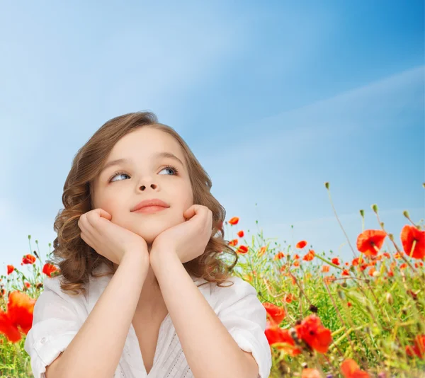 Schönes Mädchen sitzt am Tisch und schaut auf — Stockfoto