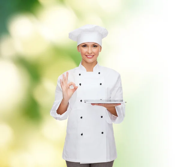 Ler kvinnliga kock med tablet pc-dator — Stockfoto