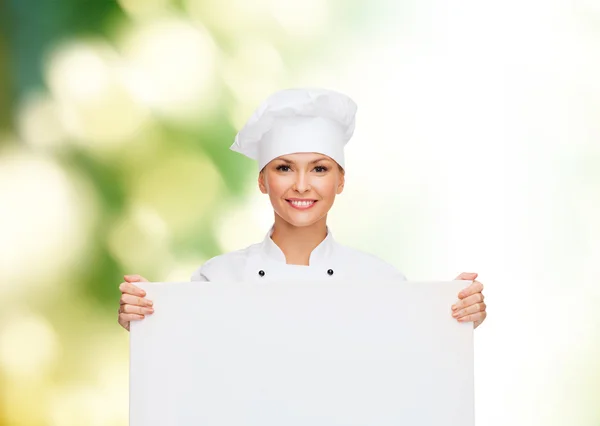 Lächelnde Köchin mit weißem Blankobrett — Stockfoto