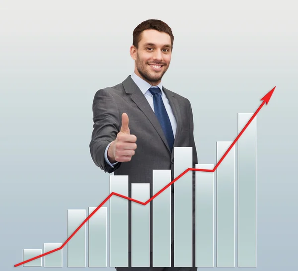 Улыбающийся бизнесмен с графиком показывает большие пальцы вверх — стоковое фото