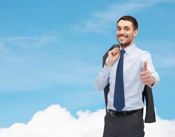 Lächelnder junger Geschäftsmann zeigt Daumen hoch — Stockfoto