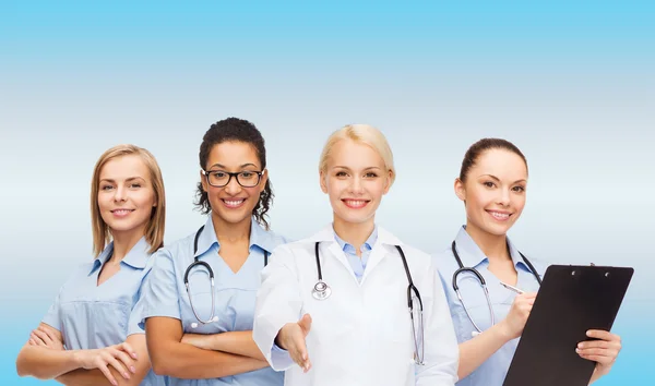 Lachende vrouwelijke arts en de verpleegsters met stethoscoop — Stockfoto