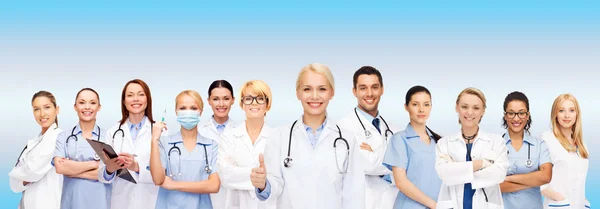 Team oder Gruppe von Ärzten und Krankenschwestern — Stockfoto