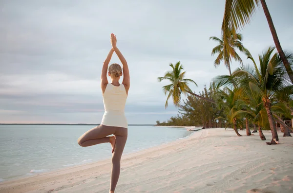 Mujer joven haciendo ejercicios de yoga al aire libre —  Fotos de Stock