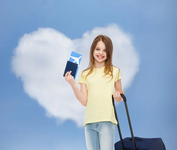 Menina sorridente com bilhete de viagem saco e passaporte — Fotografia de Stock