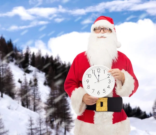 Homem em traje de santa claus com relógio — Fotografia de Stock