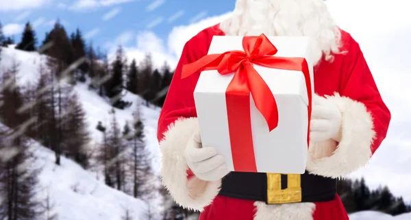 Uomo in costume di Babbo Natale con confezione regalo — Foto Stock