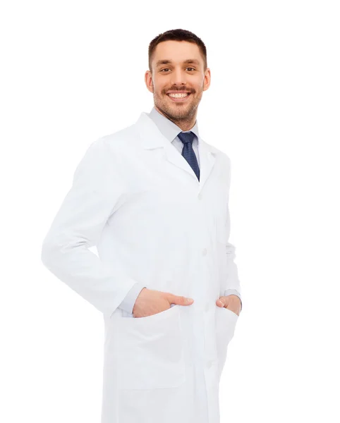 Médico varón sonriente en bata blanca — Foto de Stock