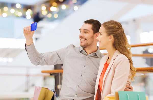 Šťastný pár s smartphone s selfie v obchoďáku — Stock fotografie