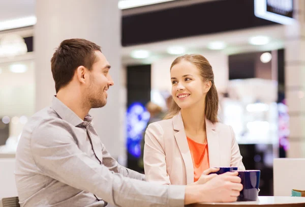 Feliz pareja con bolsas de compras beber café — Foto de Stock