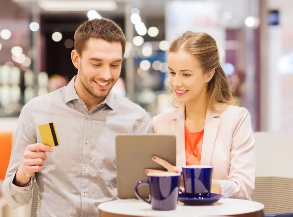 Couple avec tablette PC et carte de crédit dans le centre commercial — Photo