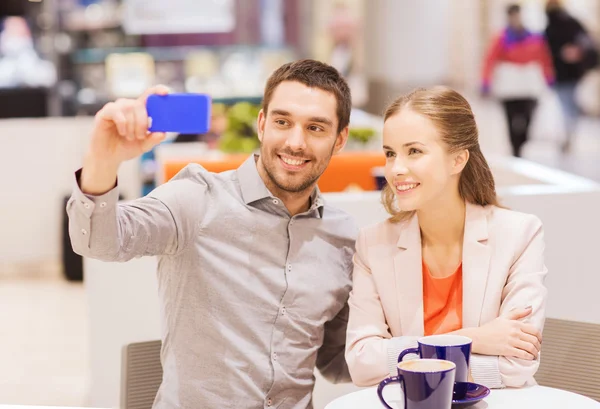 Selfie alışveriş merkezinde alarak smartphone ile mutlu çift — Stok fotoğraf