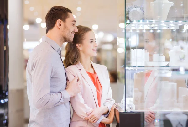 Paar blickt auf Schaufenster eines Juweliergeschäfts — Stockfoto