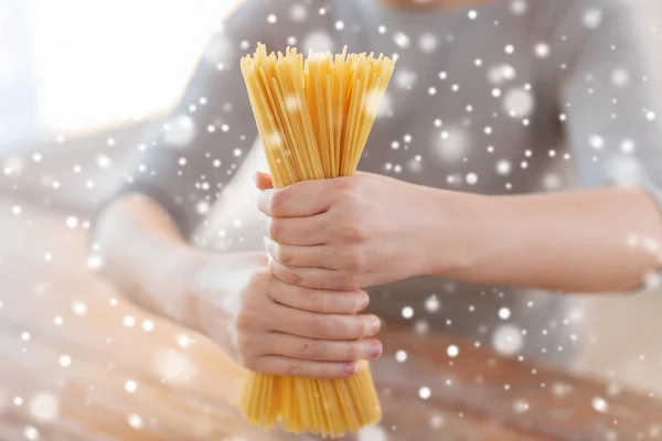 スパゲティ パスタを保持している女性の手のクローズ アップ — ストック写真