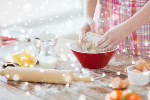 Közelkép a női kéz gyúró tészta otthon — Stock Fotó