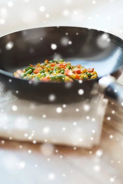 Close up de panela wok com legumes — Fotografia de Stock