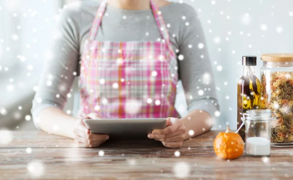 Close up van vrouw lezen recept van tablet pc — Stockfoto