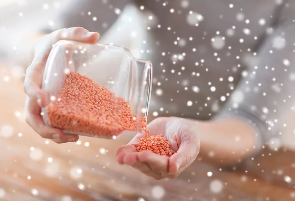 Nahaufnahme einer Frau, die Glas mit roten Linsen leert — Stockfoto