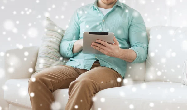 Bliska człowieka z komputerem typu tablet pc w domu — Zdjęcie stockowe