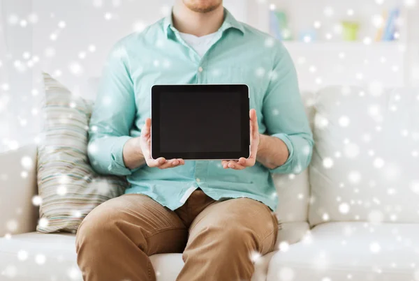 Primer plano del hombre con la computadora de la tableta PC en casa — Foto de Stock