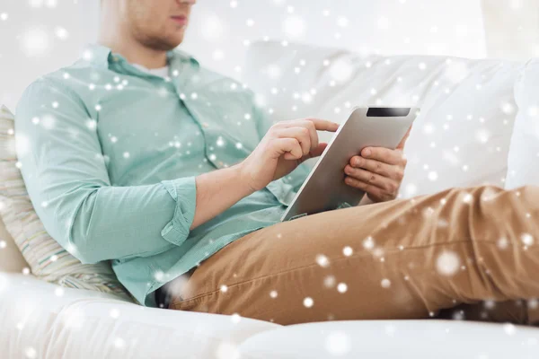 Primer plano del hombre con la computadora de la tableta PC en casa — Foto de Stock