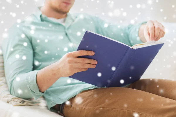 Primer plano del hombre leyendo libro en casa —  Fotos de Stock