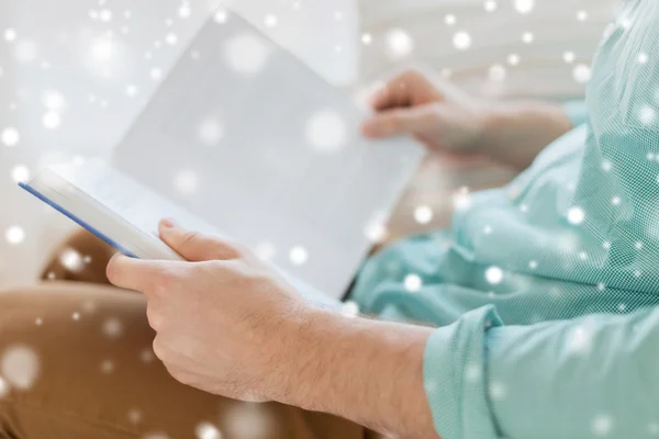 Close-up van de mens het lezen van boek thuis — Stockfoto