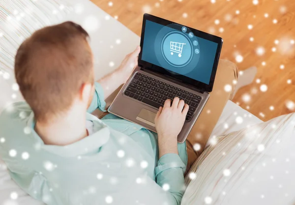 Close up de homem que trabalha com laptop em casa — Fotografia de Stock