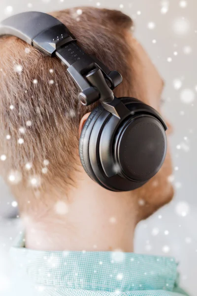 Close up de homem em fones de ouvido em casa — Fotografia de Stock