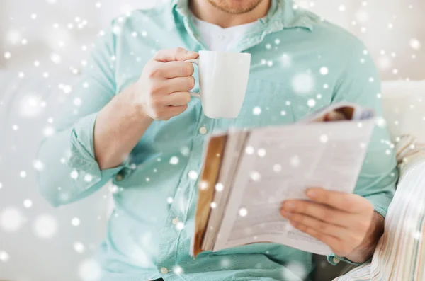 Primer plano del hombre con la revista beber de la taza —  Fotos de Stock