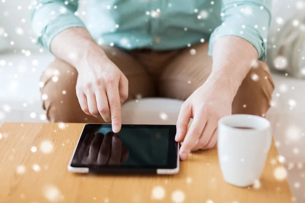 Close up de homem com laptop e copo em casa — Fotografia de Stock