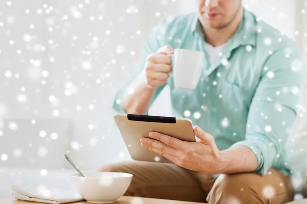 Close up of man with tablet pc having breakfast — Stock Photo, Image