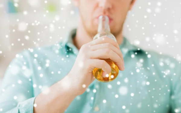 Primo piano dell'uomo che beve birra a casa — Foto Stock