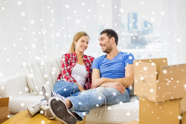 Lächelndes Paar entspannt auf Sofa im neuen Zuhause — Stockfoto