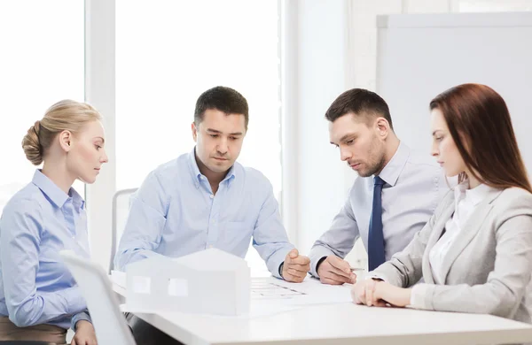 Team aus Architekten und Designern im Büro — Stockfoto