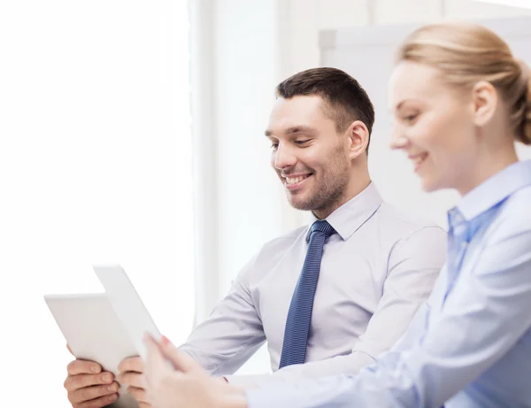 Equipe de negócios trabalhando com tablet pc no escritório — Fotografia de Stock