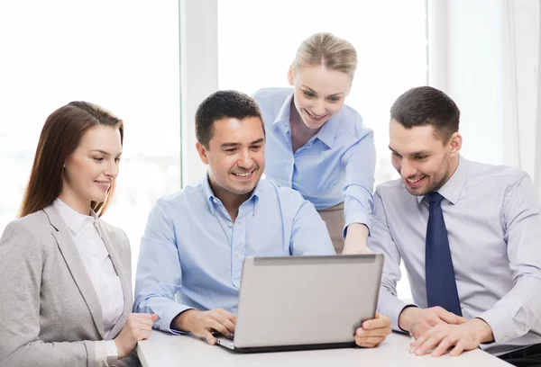 Equipe de negócios trabalhando com laptop no escritório — Fotografia de Stock