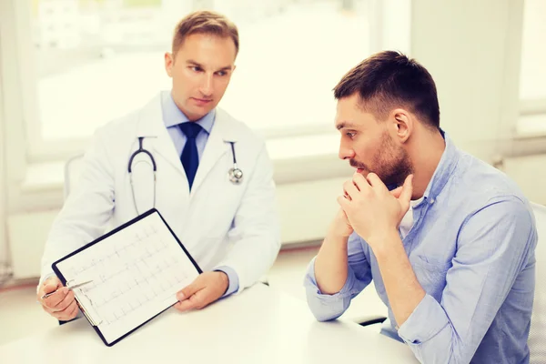 Doctor with clipboard and patient in hospital — Stock Photo, Image