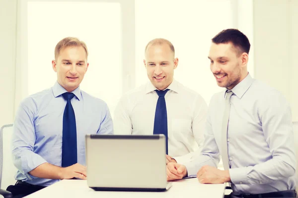 Бизнес-команда, работающая с ноутбуком в офисе — стоковое фото