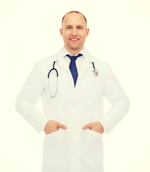 Uśmiechnięty mężczyzna lekarz z stetoskop — Zdjęcie stockowe