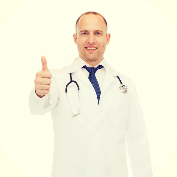 Sonriente médico con estetoscopio mostrando los pulgares hacia arriba —  Fotos de Stock