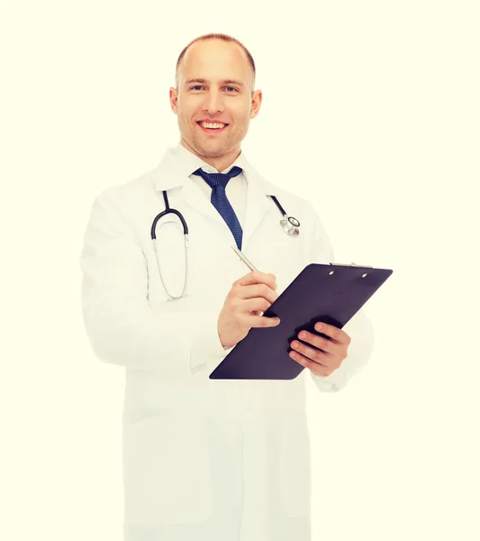 Sorridente médico masculino com prancheta e estetoscópio — Fotografia de Stock