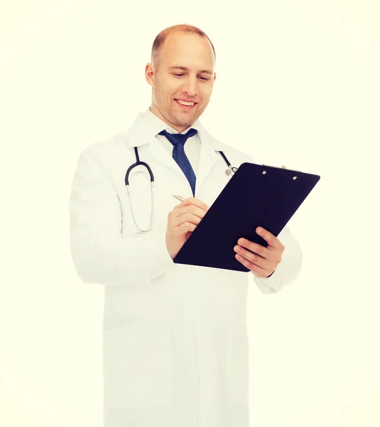 Sonriente médico varón con portapapeles y estetoscopio — Foto de Stock