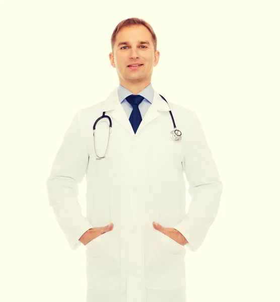 Uśmiechnięty mężczyzna lekarz z stetoskop — Zdjęcie stockowe