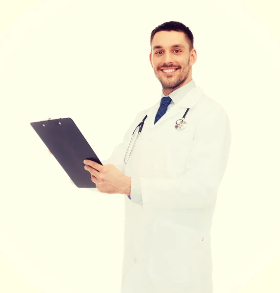 Lachende mannelijke arts met Klembord en stethoscoop — Stockfoto